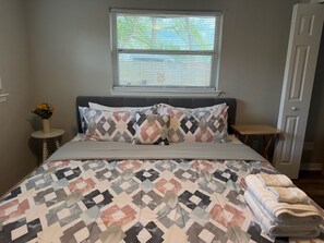 Tabla de planchar con plancha, wifi y ropa de cama 