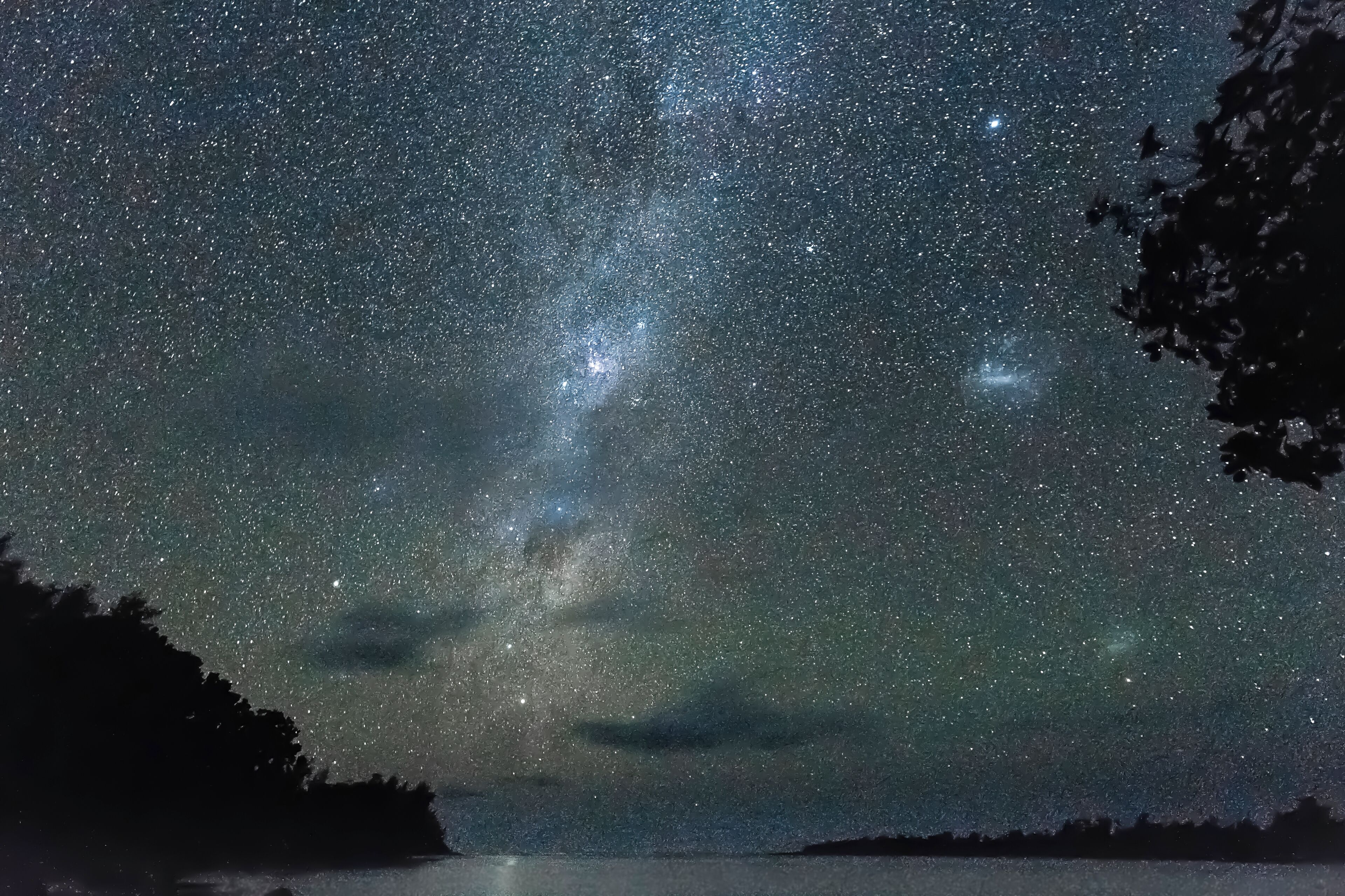 Cielo estrellado con la Vía Láctea visible.