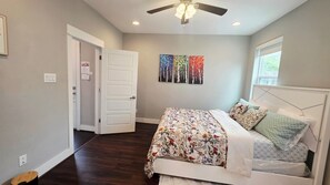 3 bedrooms, iron/ironing board, WiFi, bed sheets - World cup House- Downtown 3BR Retreat - Patio+BBQ (Houston)