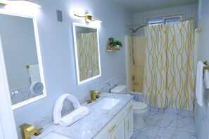Hair dryer, towels, soap, toilet paper - Wonderful Entire home in Kent  3-bedroom with AC in cool walk in train station (Kent)