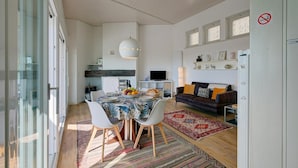 Un espacio moderno para vivir con comedor, sofá y televisor.
