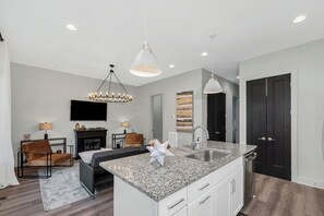 Interior - Elvis's Luxury Rooftop Oasis 4BR  + Skyline Views – Minutes to Broadway (Nashville)