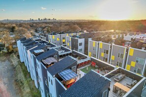 Exterior - Elvis's Luxury Rooftop Oasis 4BR  + Skyline Views – Minutes to Broadway (Nashville)