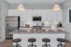 Private kitchen - Elvis's Luxury Rooftop Oasis 4BR  + Skyline Views – Minutes to Broadway (Nashville)