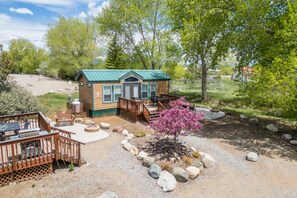Family Cabin | Outdoor dining