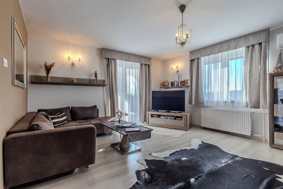 Familieleilighet, 2 soverom, kjøleskap og mikrobølgeovn (Káli Retreat Fitness and Relax 1 2BR) | Oppholdsområde | Smart-TV