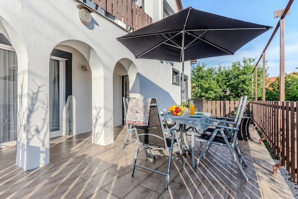 Family Apartment, Multiple Bedrooms, Refrigerator & Microwave (Káli Retreat Fitness and Relax 1) | Outdoor dining