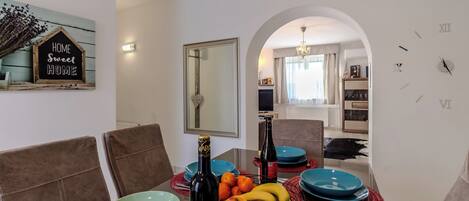 ファミリー アパートメント ベッドルーム (複数) 冷蔵庫 & 電子レンジ (Káli Retreat Fitness and Relax 1) | 客室内のダイニングエリア