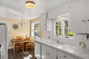 Wasserkocher mit Kaffee-/Teezubehör, Kühlschrank, Mikrowelle, Ofen