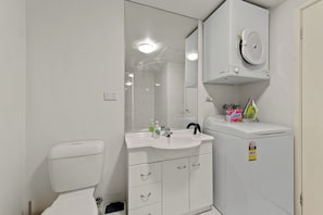 Apartamento standard, 3 quartos, sacada | Banheiro