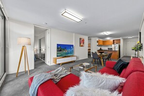 Apartamento standard, 3 quartos, sacada | Área de estar