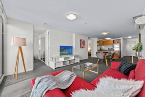 Apartemen Standar, 3 kamar tidur, balkon | Area keluarga | Smart TV 50-inci dengan saluran TV digital