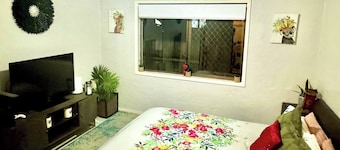 Room-backpacker Bunks and Queen Pool Cl