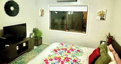 Room-backpacker Bunks and Queen Pool Cl