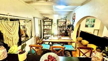 Shared Dormitory, 2 Bedrooms, Smoking, Patio | Ruang tamu