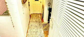 Room-backpacker Bunks and Queen Pool Cl