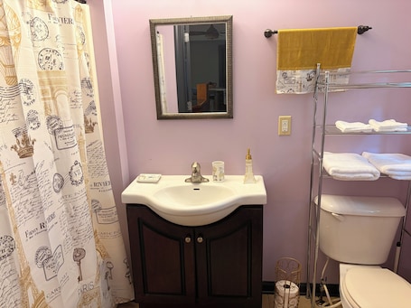 Towels, toilet paper. Charming studio in pleasant Jonesboro with cool AC breeze and fishing access.