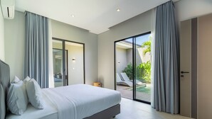 Een moderne slaapkamer met een groot bed, schuiframen naar een balkon en een minimalistisch design.