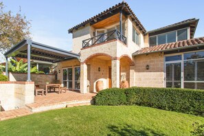 Exterior - Coastal Retreat – Spacious 4BR Walk to Beach (Cottesloe)