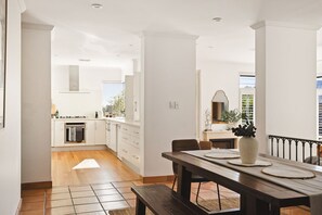 Dining - Coastal Retreat – Spacious 4BR Walk to Beach (Cottesloe)