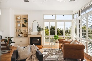 Living area - Coastal Retreat – Spacious 4BR Walk to Beach (Cottesloe)