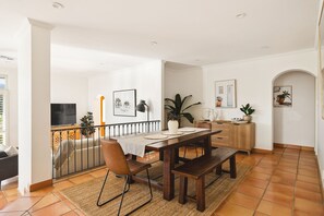 Dining - Coastal Retreat – Spacious 4BR Walk to Beach (Cottesloe)