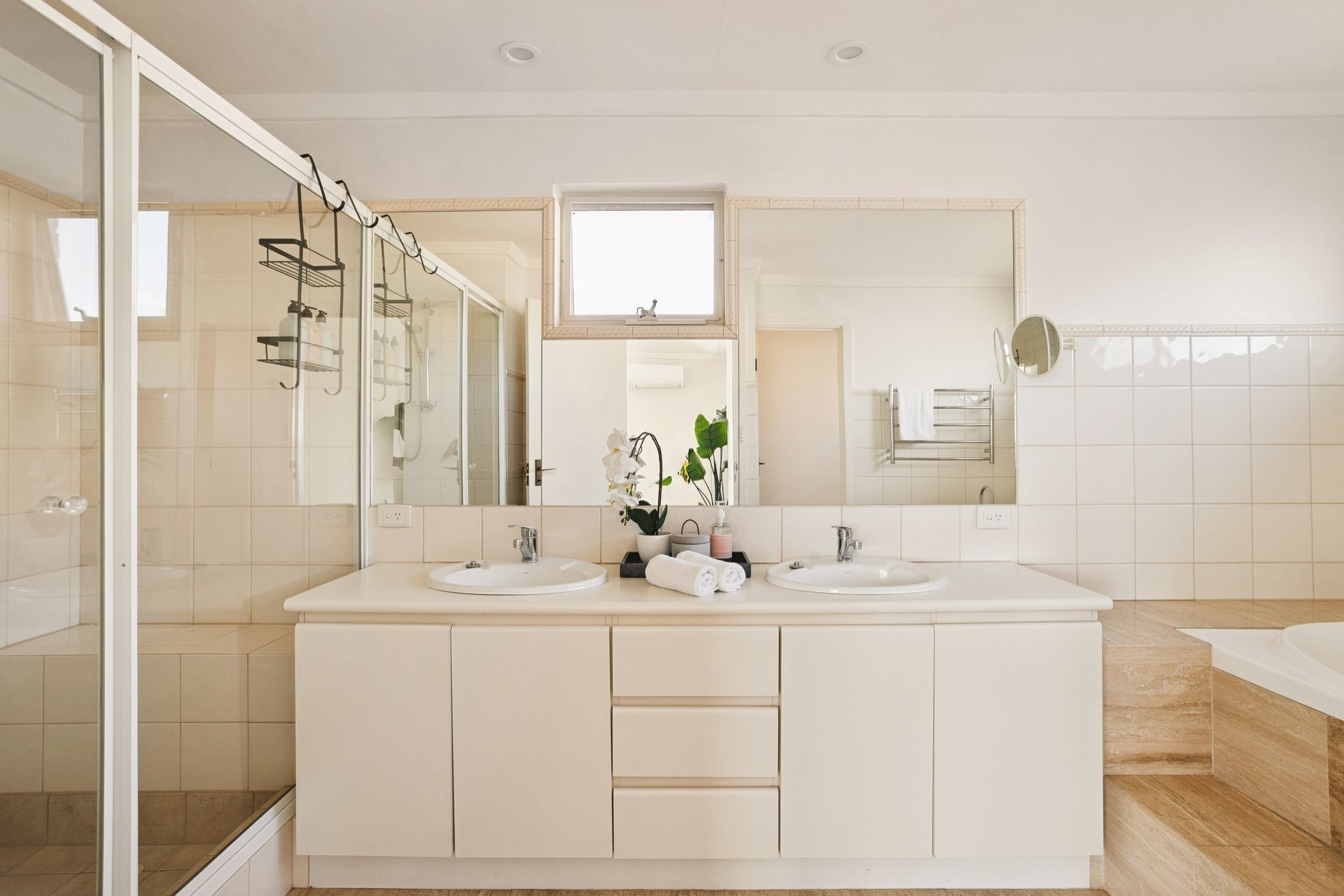 Douche, sèche-cheveux, serviettes fournies, savon