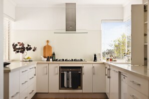 Private kitchen - Coastal Retreat – Spacious 4BR Walk to Beach (Cottesloe)