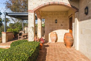 Exterior detail - Coastal Retreat – Spacious 4BR Walk to Beach (Cottesloe)