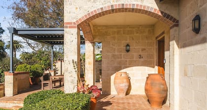 Coastal Retreat – Spacious 4BR Walk to Beach