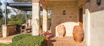 Coastal Retreat – Spacious 4BR Walk to Beach