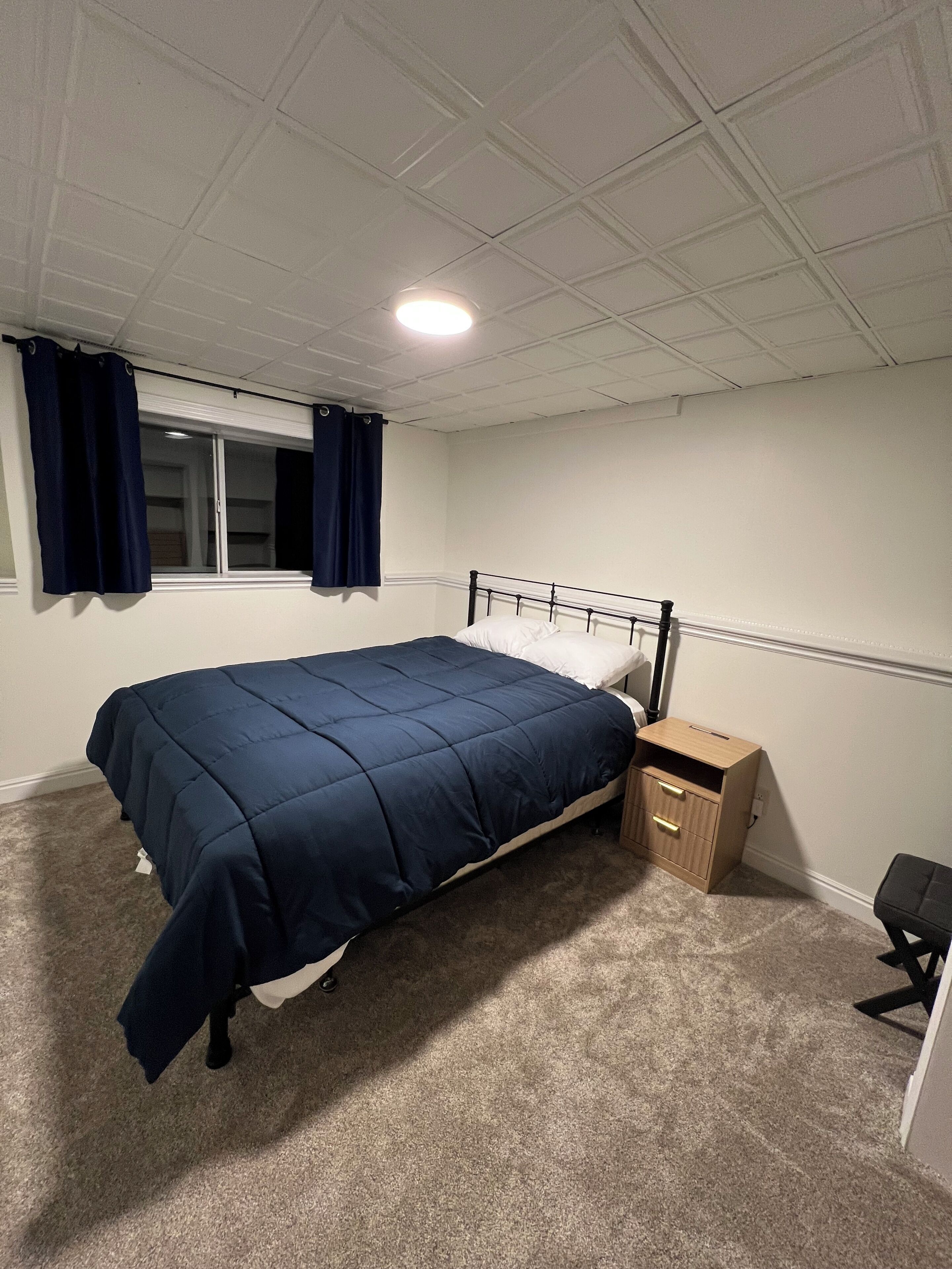 3 habitaciones, escritorio y tabla de planchar con plancha 
