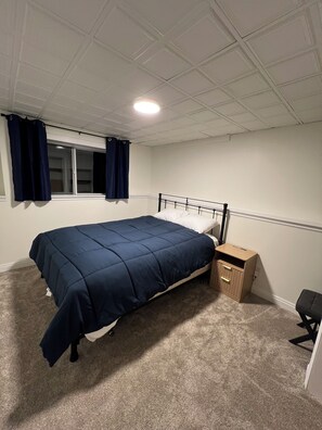 3 habitaciones, escritorio y tabla de planchar con plancha 