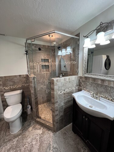 5 minutes to trail heads! Spacious 3BR + Full Kitchen Apartment on Mountain Side