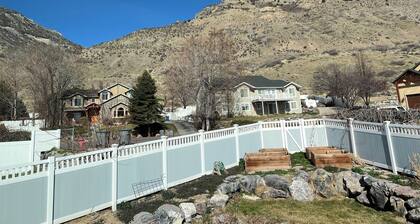 5 minutes to trail heads! Spacious 3BR + Full Kitchen Apartment on Mountain Side