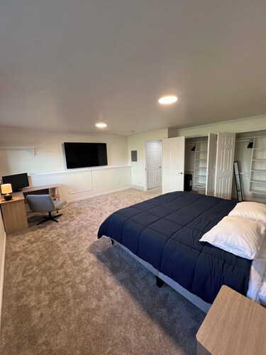5 minutes to trail heads! Spacious 3BR + Full Kitchen Apartment on Mountain Side