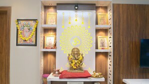 Un sanctuaire abritant une divinité, des photos encadrées et des objets religieux.