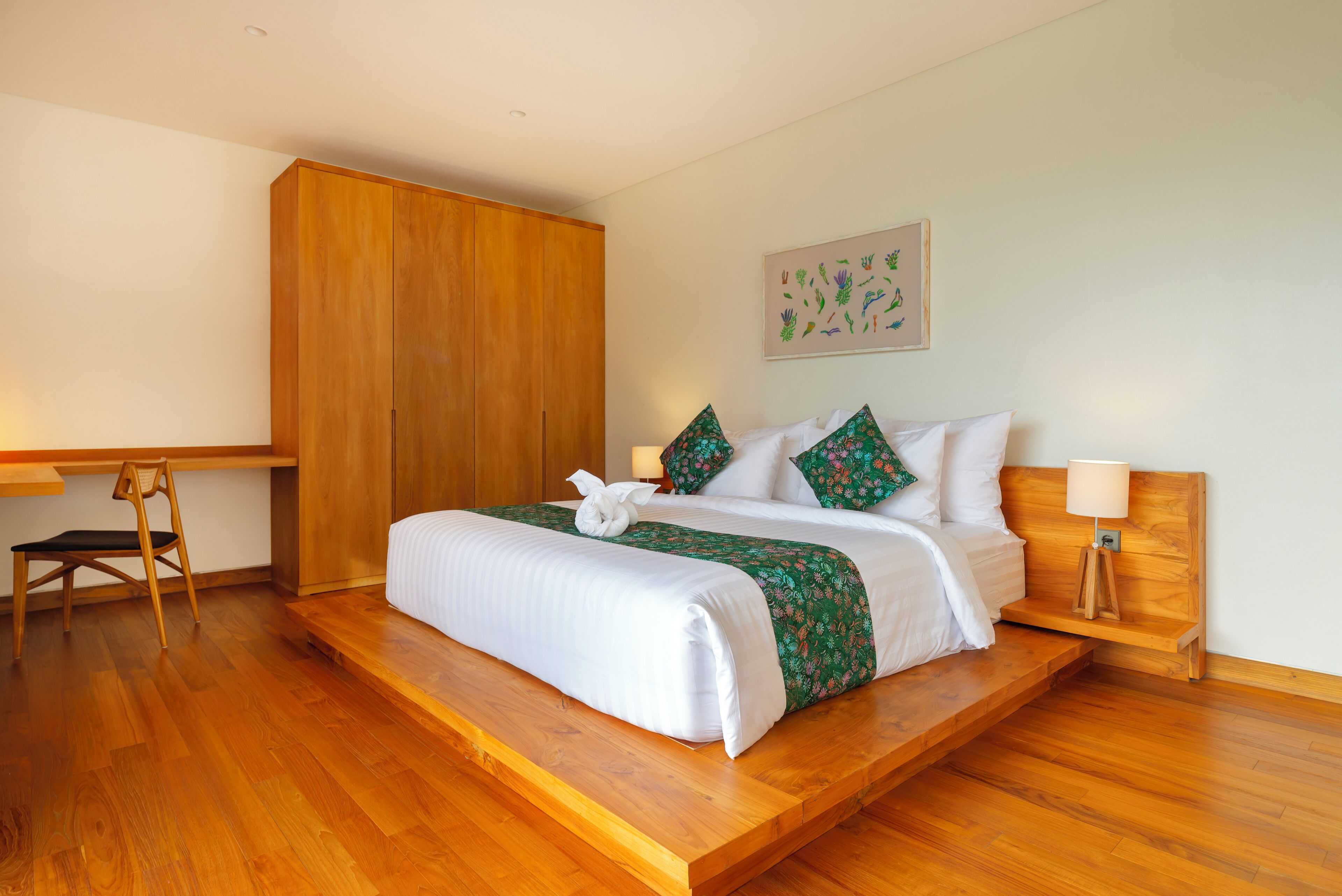 Un dormitorio con cama de madera, un escritorio y una silla.