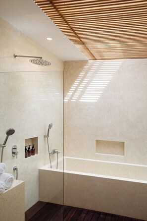 Separate bathtub and shower, free toiletries, hair dryer, bathrobes - Indica Luxury Villa Ubud (Ubud)