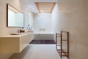 Separate bathtub and shower, free toiletries, hair dryer, bathrobes - Indica Luxury Villa Ubud (Ubud)