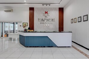 ฝ่ายต้อนรับ