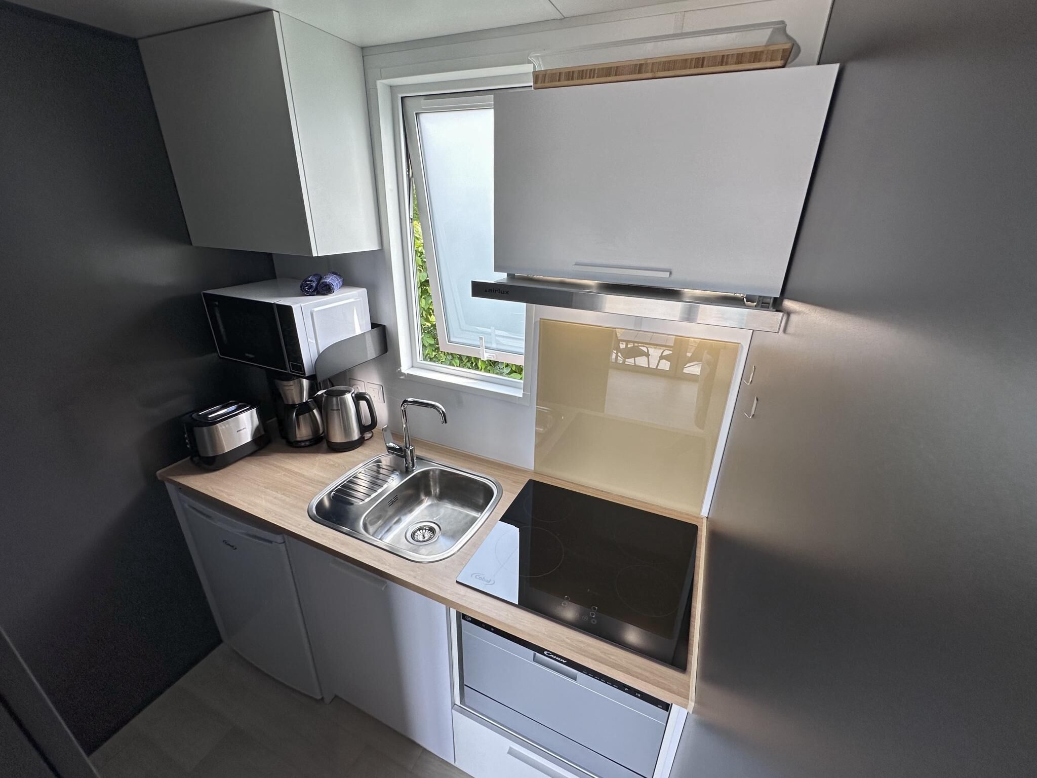 Kühlschrank, Mikrowelle, Herdplatte, Geschirrspüler