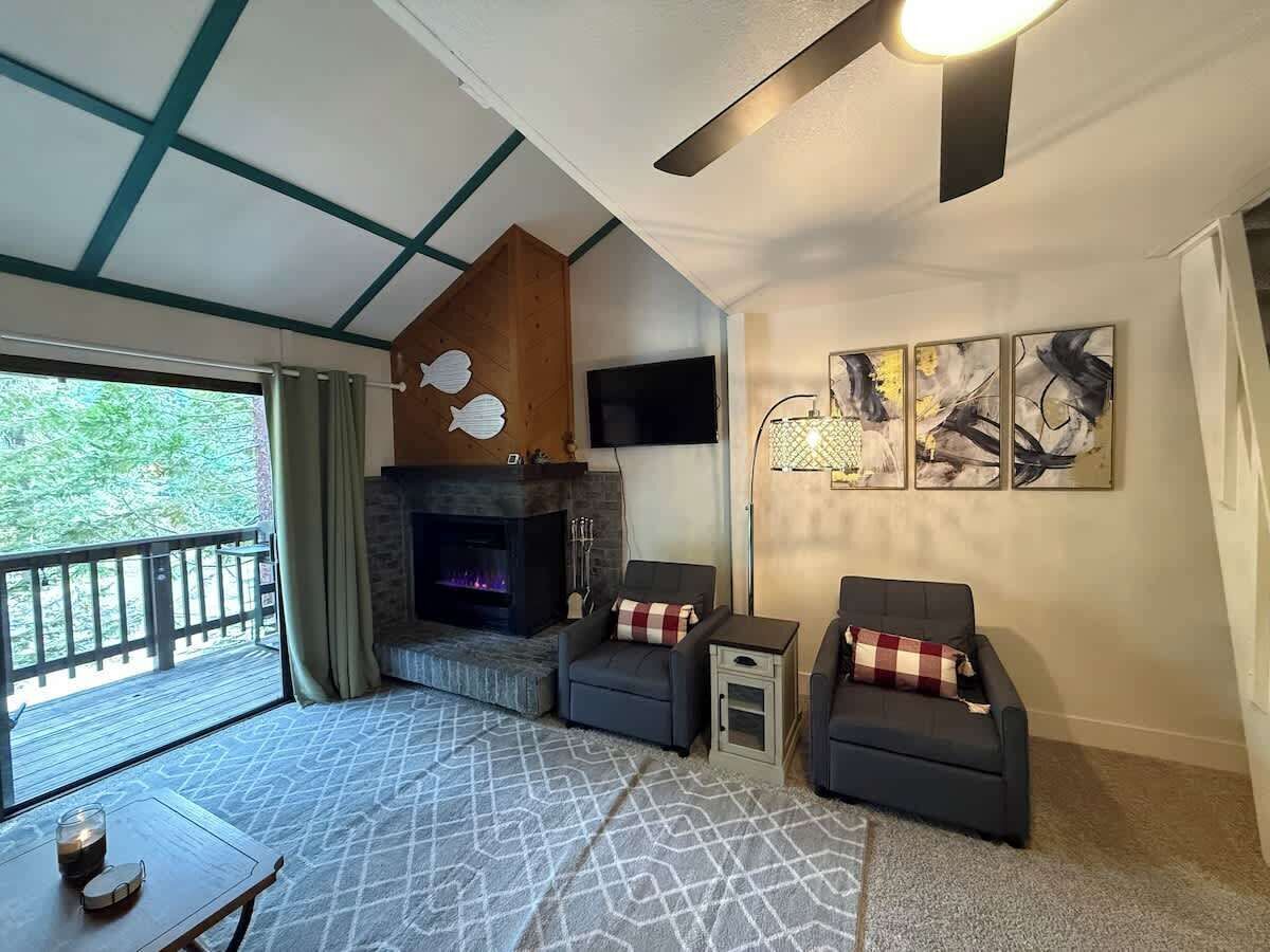 Smart TV y chimenea 