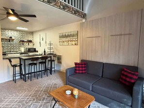 Smart TV y chimenea 