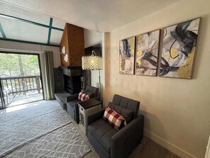 Smart TV y chimenea 