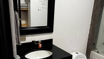 Apartment, 1 Bedroom, Patio | Bathroom