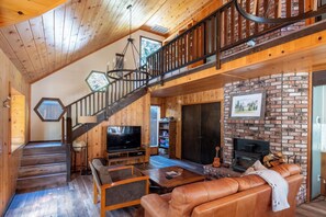 Living area - Cozy 3-Bd. Idyllwild Cabin: Family & Dog-Friendly (Idyllwild-Pine Cove)