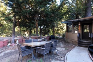 Outdoor dining - Cozy 3-Bd. Idyllwild Cabin: Family & Dog-Friendly (Idyllwild-Pine Cove)