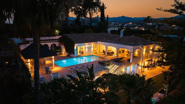 Ein großes Haus mit Swimmingpool, mehreren Zimmern und Blick auf die umliegende Landschaft.