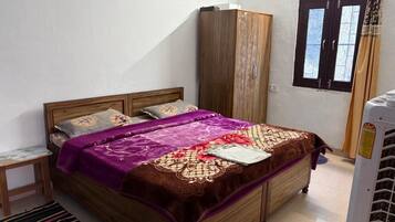 Standard Room | Rollaway beds, bed sheets